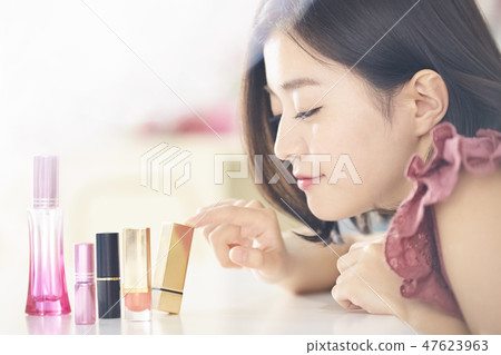 Woman doing make-up 47623963