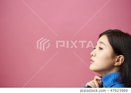 Thinking woman's portrait Thinking woman's portrait 47623966