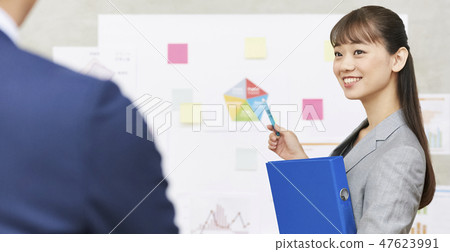 Businessmen and businesswomen who work Businessmen and businesswomen who work 47623991