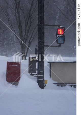 Traffic lights in heavy snow areas 47625146
