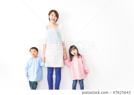 Kindergarten · Nursery · Children's teacher and students 47625643