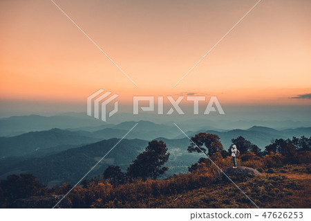 Mountain view in the evening And the photographer Mountain view in the evening And the photographer 47626253