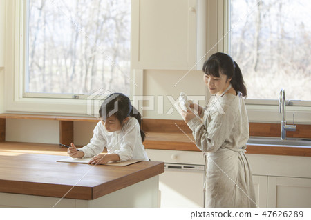 學習在廚房裡的女孩 47626289