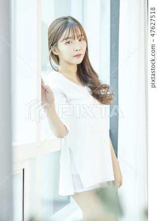 Young woman Young woman 47627518