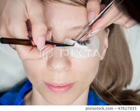 Combing your eyelashes. Cosmetic procedure. 47627835