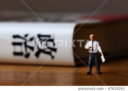 A man talking about politics 47628261