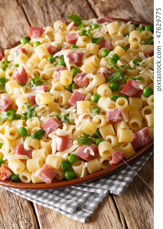 Ditalini pasta with green peas, ham and cheese 47629775
