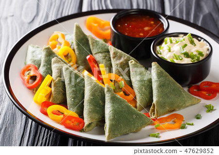 Spinach samosa served with vegetables Spinach samosa served with vegetables 47629852