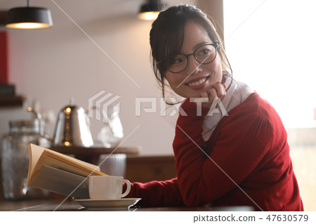 讀書的婦女在咖啡館 讀書的婦女在咖啡館 47630579