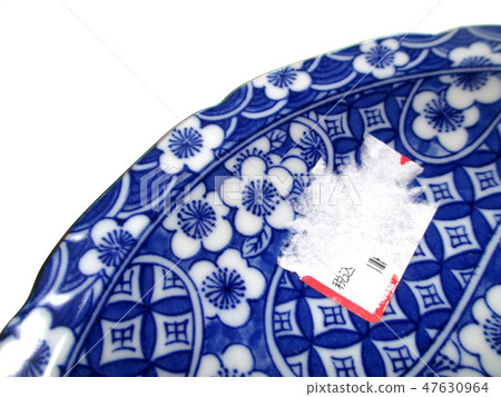 A price tag seal on a dish that can not be cleaned cleanly 47630964