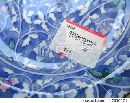 A price tag seal on a dish that can not be cleaned cleanly A price tag seal on a dish that can not be cleaned cleanly 47630974