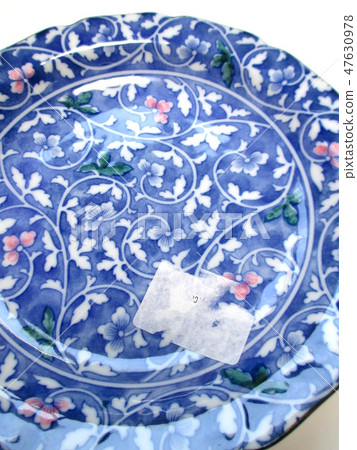 A price tag seal on a dish that can not be cleaned cleanly A price tag seal on a dish that can not be cleaned cleanly 47630978