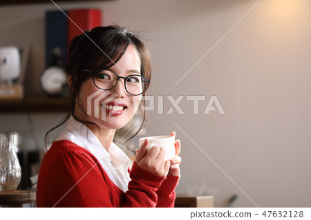 在咖啡廳喝咖啡的婦女 在咖啡廳喝咖啡的婦女 47632128