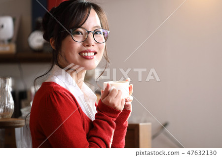 在咖啡廳喝咖啡的婦女 在咖啡廳喝咖啡的婦女 47632130