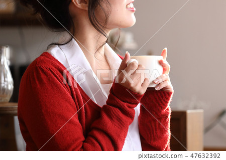 在咖啡廳喝咖啡的婦女 47632392