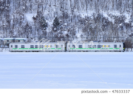 新的H100火車沿著雪原旅行 新的H100火車沿著雪原旅行 47633337