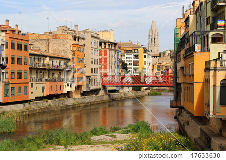 Colorful houses and bridge on river in Girona Colorful houses and bridge on river in Girona 47633630