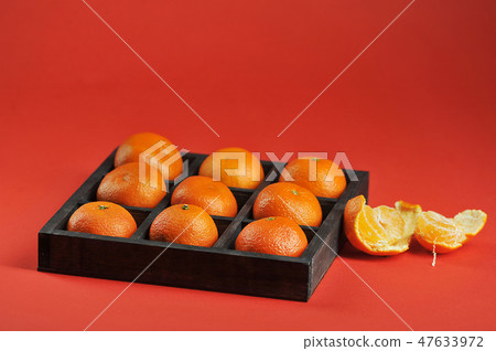 tangerines with in wooden box tangerines with in wooden box 47633972