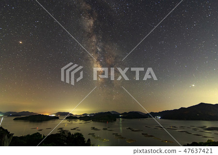 The Milky Way Galaxy of Mitsuguchi Bay lined with the star view of Setouchi oyster shelves The Milky Way Galaxy of Mitsuguchi Bay lined with the star view of Setouchi oyster shelves 47637421