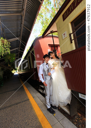 大量的文字空間！與旅遊火車的縱向照片在Kuranda駐地前提 47637912