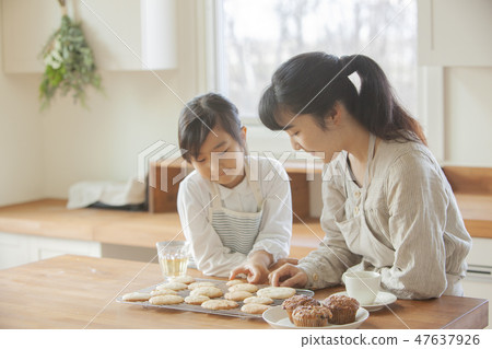 Mother-daughter making sweets Mother-daughter making sweets 47637926