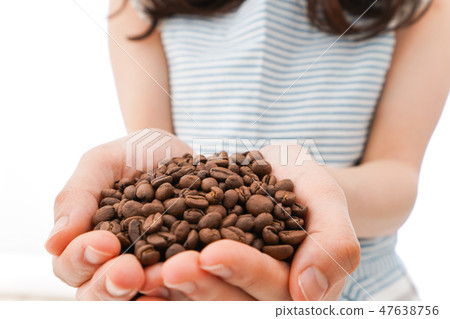 一個少婦用咖啡豆 47638756