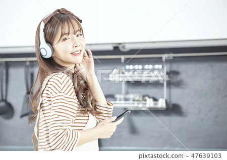 Kitchen, housewife, young woman Kitchen, housewife, young woman 47639103