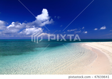 A white sand beach on the beach of Kumejima Hachi and a blue sky with clouds A white sand beach on the beach of Kumejima Hachi and a blue sky with clouds 47639641