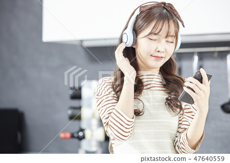 Kitchen, housewife, young woman Kitchen, housewife, young woman 47640559