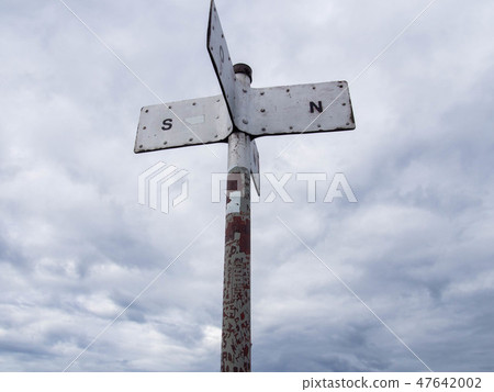 A sign indicating a bearing 47642002