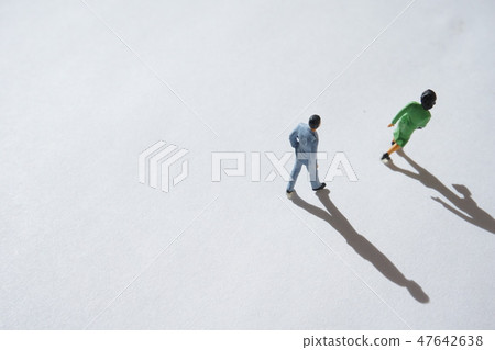 A woman who is chased after a man (Miniature figure) 47642638