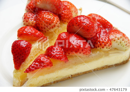 Strawberry tart 47643179