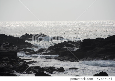 A wave that hits a rock and breaks A wave that hits a rock and breaks 47646961