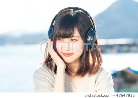 A young woman listening to music 47647938