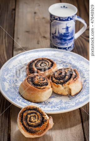 Bun with poppy seeds Bun with poppy seeds 47648929
