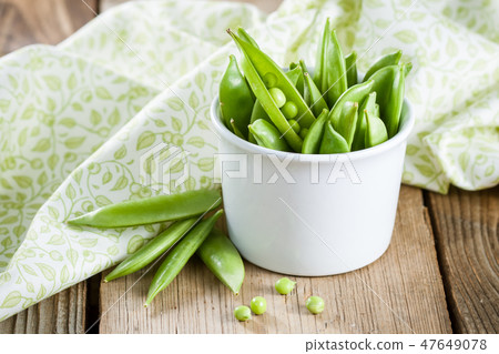 Green peas in a pods Green peas in a pods 47649078