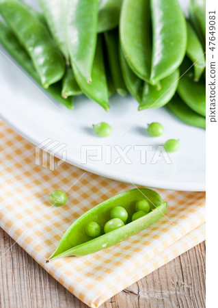 Green peas in a pods 47649081