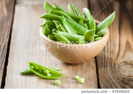 Green peas in a pods Green peas in a pods 47649085