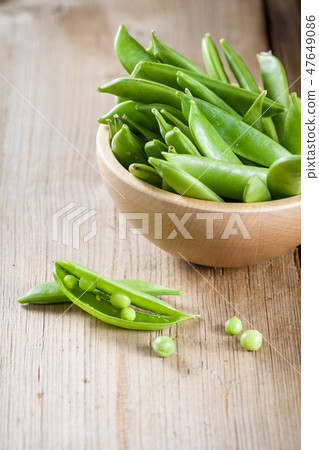 Green peas in a pods Green peas in a pods 47649086
