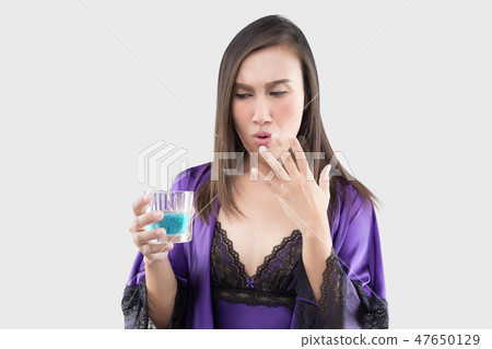 Woman feel burn in her momouth because using mouth Woman feel burn in her momouth because using mouth 47650129