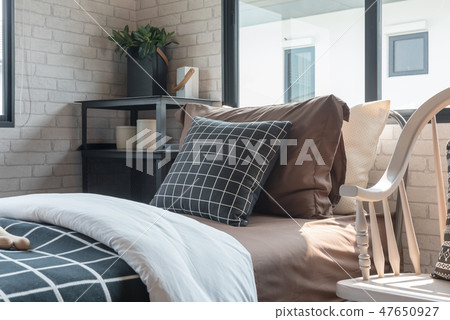 black and white pillows set on single bed black and white pillows set on single bed 47650927