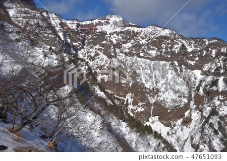 Look at the upper part of Yunlong Valley in the snow from Mt. Look at the upper part of Yunlong Valley in the snow from Mt. 47651093