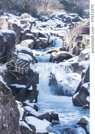 冬天晴明河流河水雪 47651970