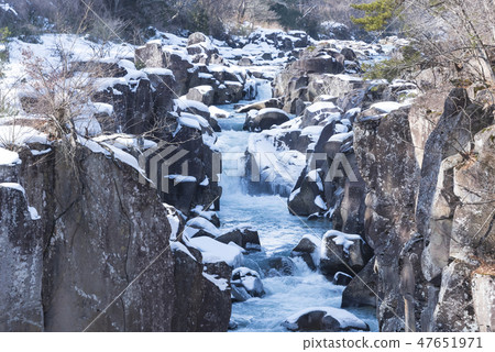 冬天晴明河流河水雪 47651971