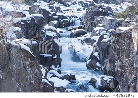 冬天晴明河流河水雪 47651972
