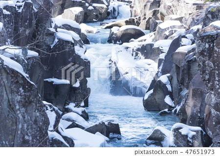 冬天晴明河流河水雪 47651973