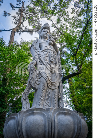 Statue in Zojo-ji temple, Tokyo, Japan Statue in Zojo-ji temple, Tokyo, Japan 47652120