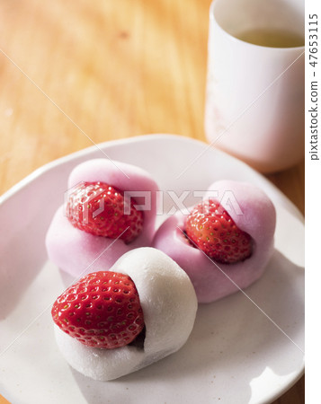 Strawberry Daifuku 47653115