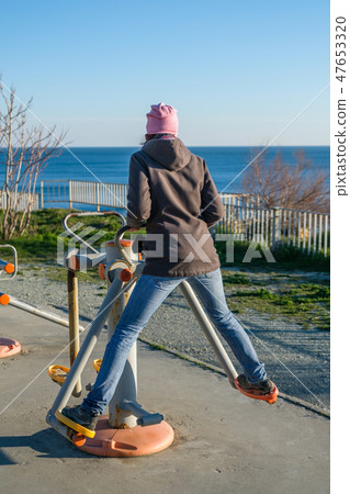 A woman walks in the Park and trenirovatsya on the street A woman walks in the Park and trenirovatsya on the street 47653320