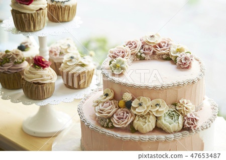 Roses decoration cake and cupcake 47653487